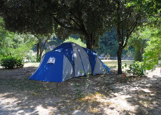 Emplacement d'une tente toute proche de l'Ardèche