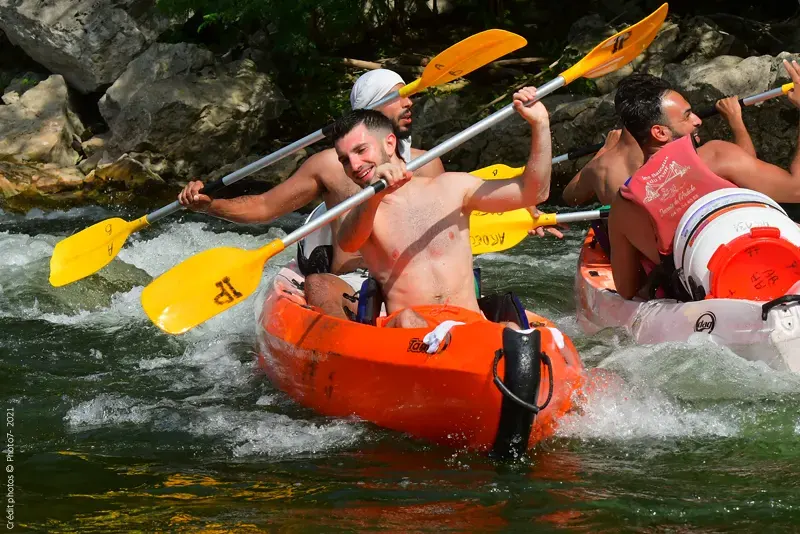 Pagayer ensemble sur l'Ardèche