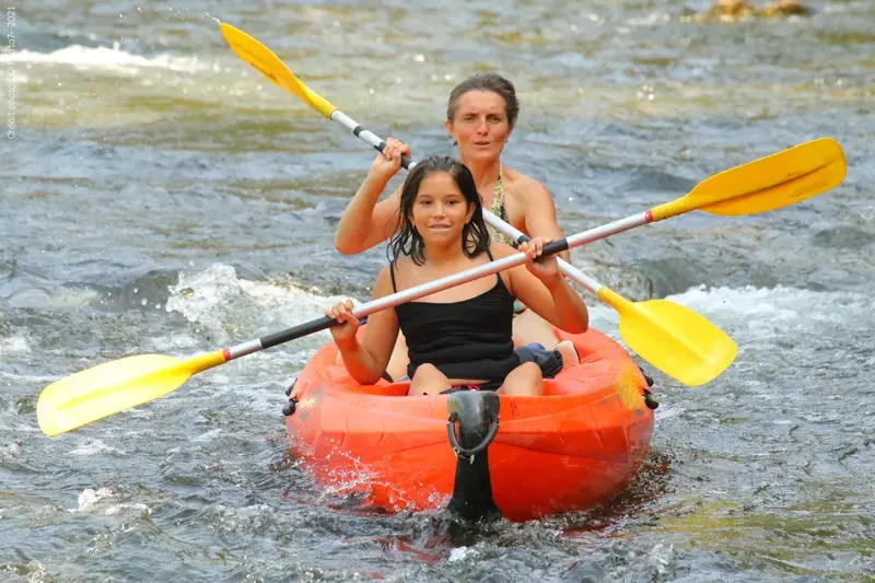 Une maman et sa fille descendent tranquillement l'Ardèche en kayak