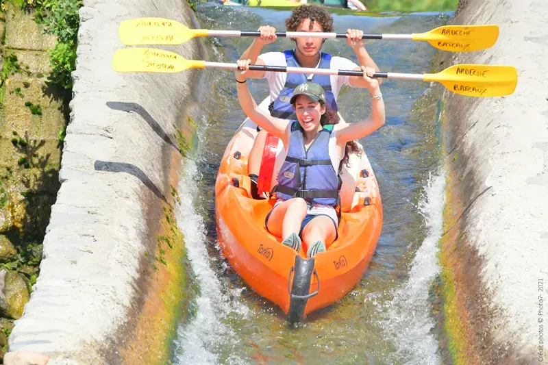 Lever les bras bien haut pour ne pas toucher les abords de la glissière en canoé kayak