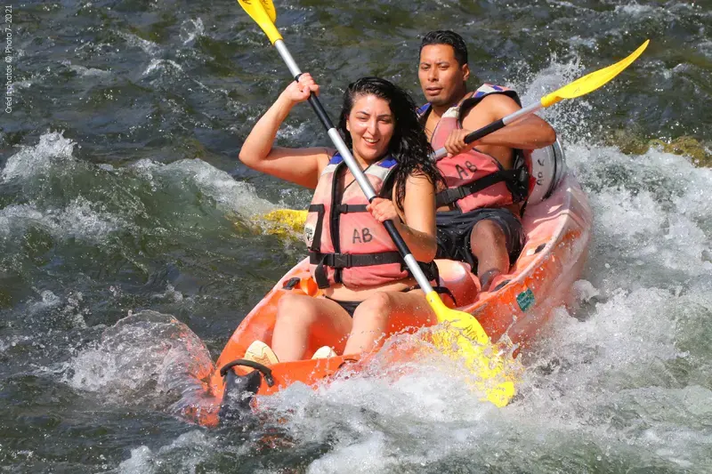 Un couple s'amuse en canoé dans les rapides de l'Ardèche