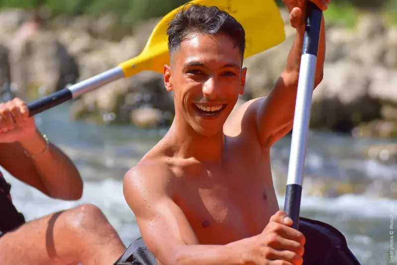Un jeune homme s'éclate en canoé kayack