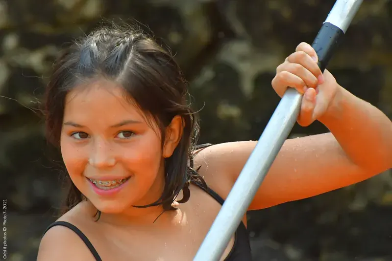 Une ado tout sourire sur son canoé en Ardèche