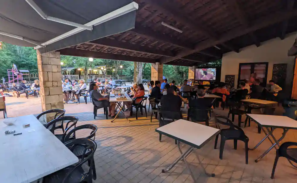 Détente au bar pour ce groupe de personnes