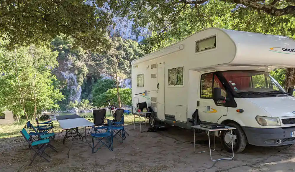 Emplacement pour camping-car au bord de l'Ardèche