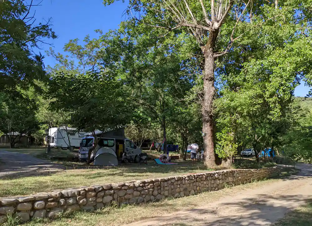 Place de camping ombragée pour les vans et les camping-car
