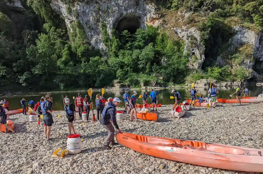 Excursion en canoé sur l'Ardèche pour ce groupe d'amis