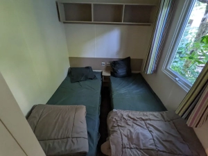 Bedroom with 2 separate beds in the mobile home